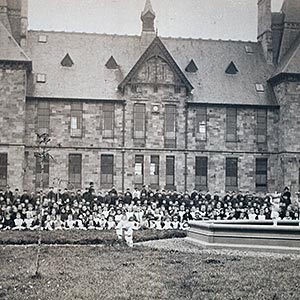 Home children outside Somerville Weir Hall, Orphan Homes of Scotland
